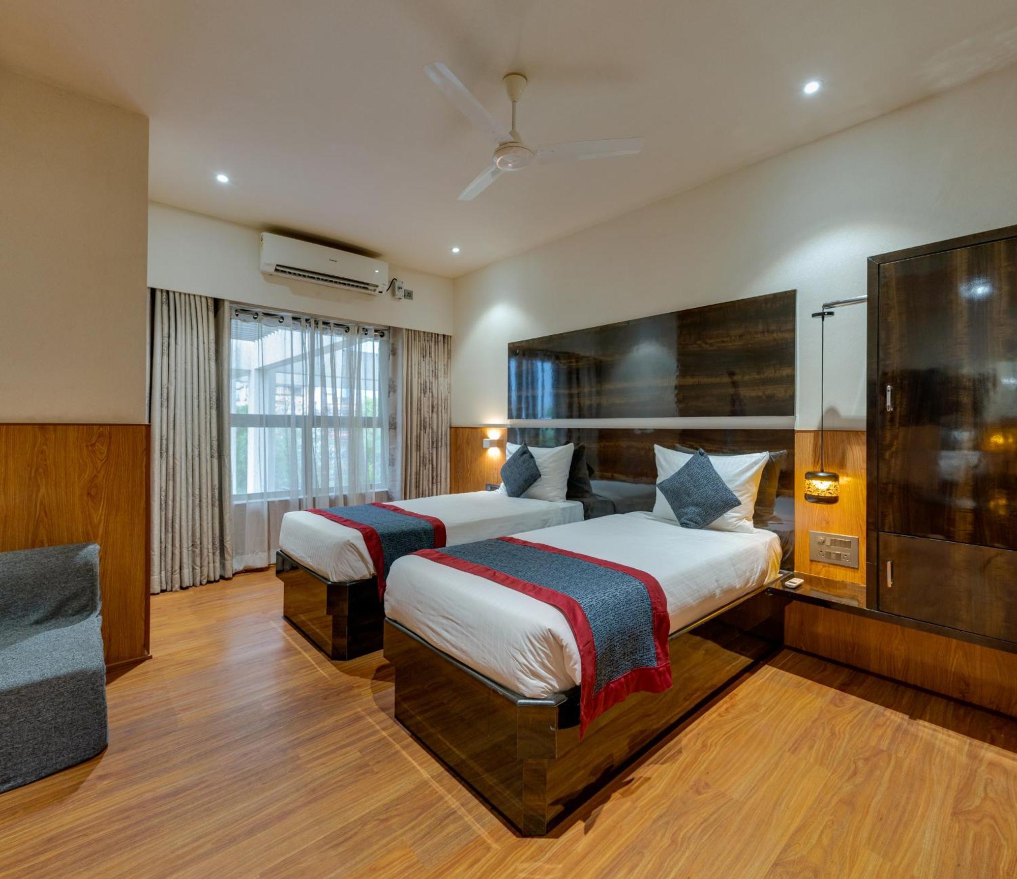 Hotel Surya Executive 3 Star Hotel Solapur Exterior foto