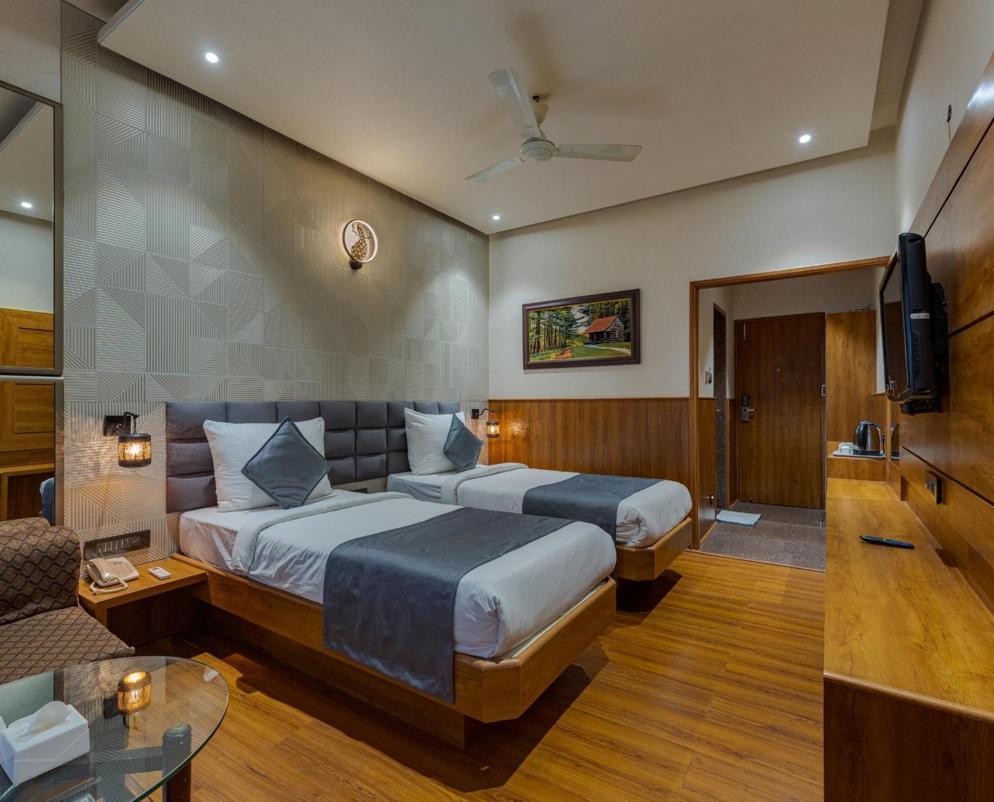Hotel Surya Executive 3 Star Hotel Solapur Exterior foto